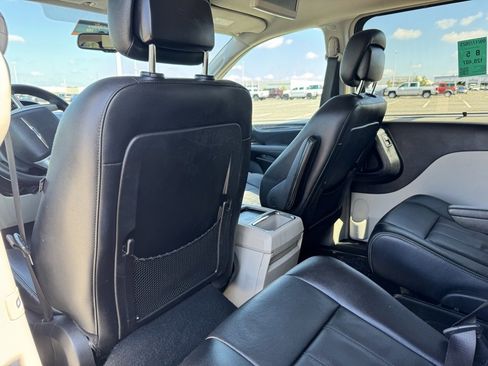 Used 2015 Chrysler Town & Country Touring w/ Driver Convenience Group image 17
