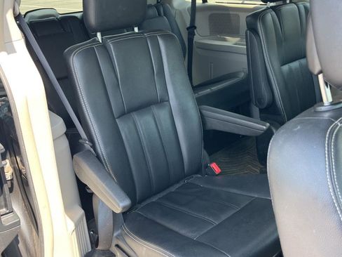 Used 2016 Chrysler Town & Country Touring FWD image 19