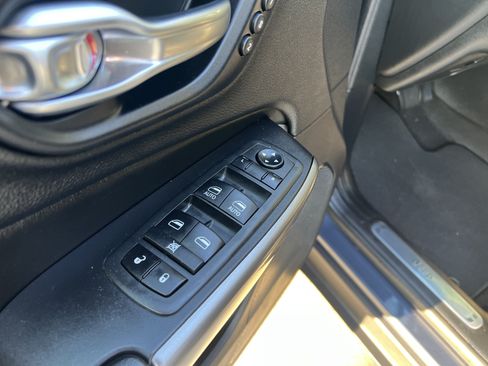 Used 2020 Jeep Cherokee Limited AWD/4WD image 13