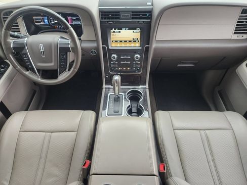 Used 2017 Lincoln Navigator Select RWD image 18