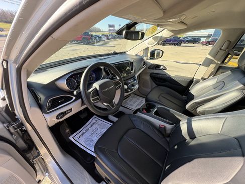 Used 2024 Chrysler Pacifica Touring-L FWD image 30