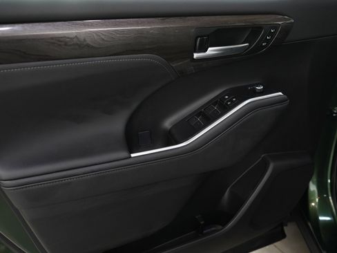 Used 2023 Toyota Highlander Platinum image 24