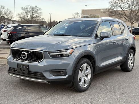 Used 2022 Volvo XC40 T5 Momentum image 5