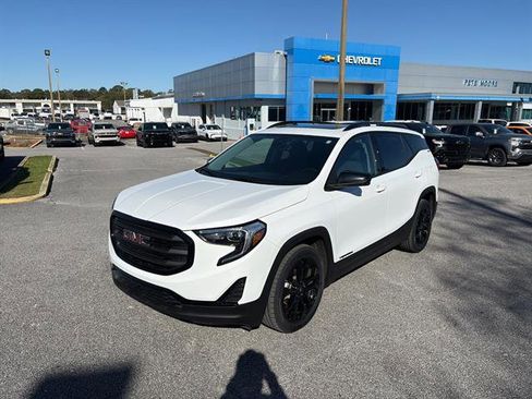 Used 2021 GMC Terrain SLE w/ Driver Convenience Package image 3