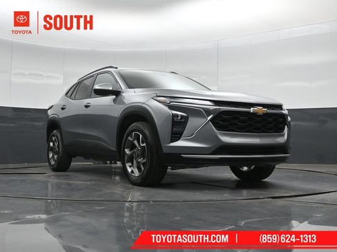 Used 2025 Chevrolet Trax LT w/ LT Convenience Package FWD image 38
