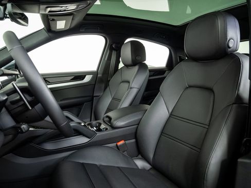 New 2026 Porsche Cayenne Base image 5