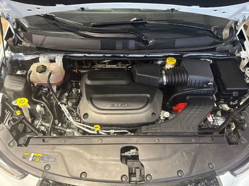 Used 2023 Chrysler Pacifica Touring-L FWD image 27