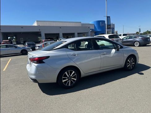 Used 2021 Nissan Versa SV image 3