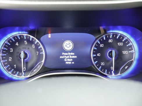 Used 2023 Chrysler Pacifica Touring-L FWD image 27