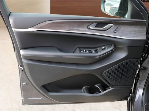 New 2025 Jeep Grand Cherokee Limited w/ Black Appearance Package image 11