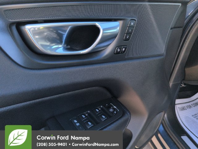 Used 2021 Volvo XC60 T5 Momentum AWD/4WD image 11