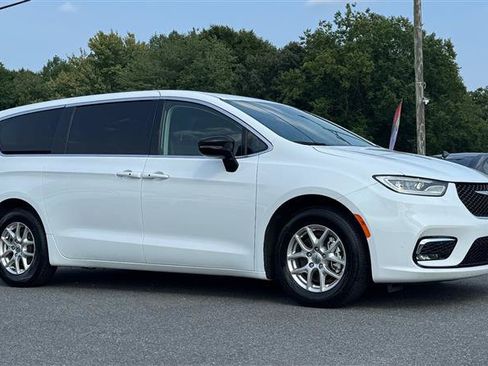 Used 2024 Chrysler Pacifica Touring-L FWD image 5