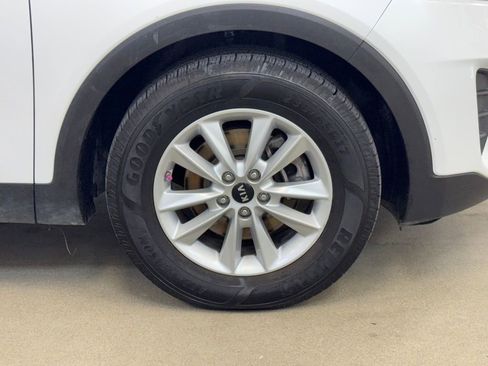 Used 2020 Kia Sorento LX image 4