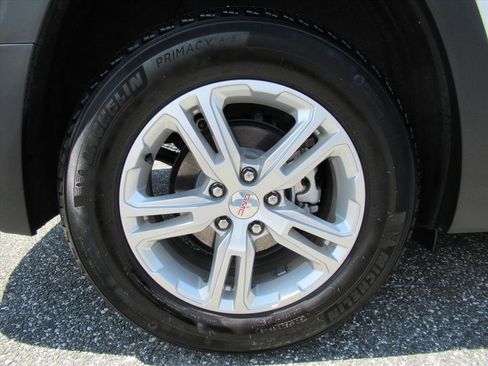 Used 2023 GMC Terrain SLE w/ Driver Convenience Package image 8