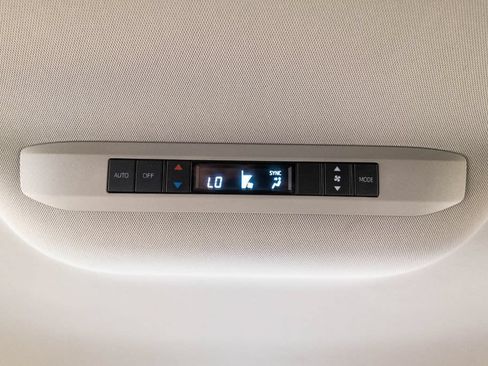 Certified 2025 Toyota Sienna LE FWD image 32