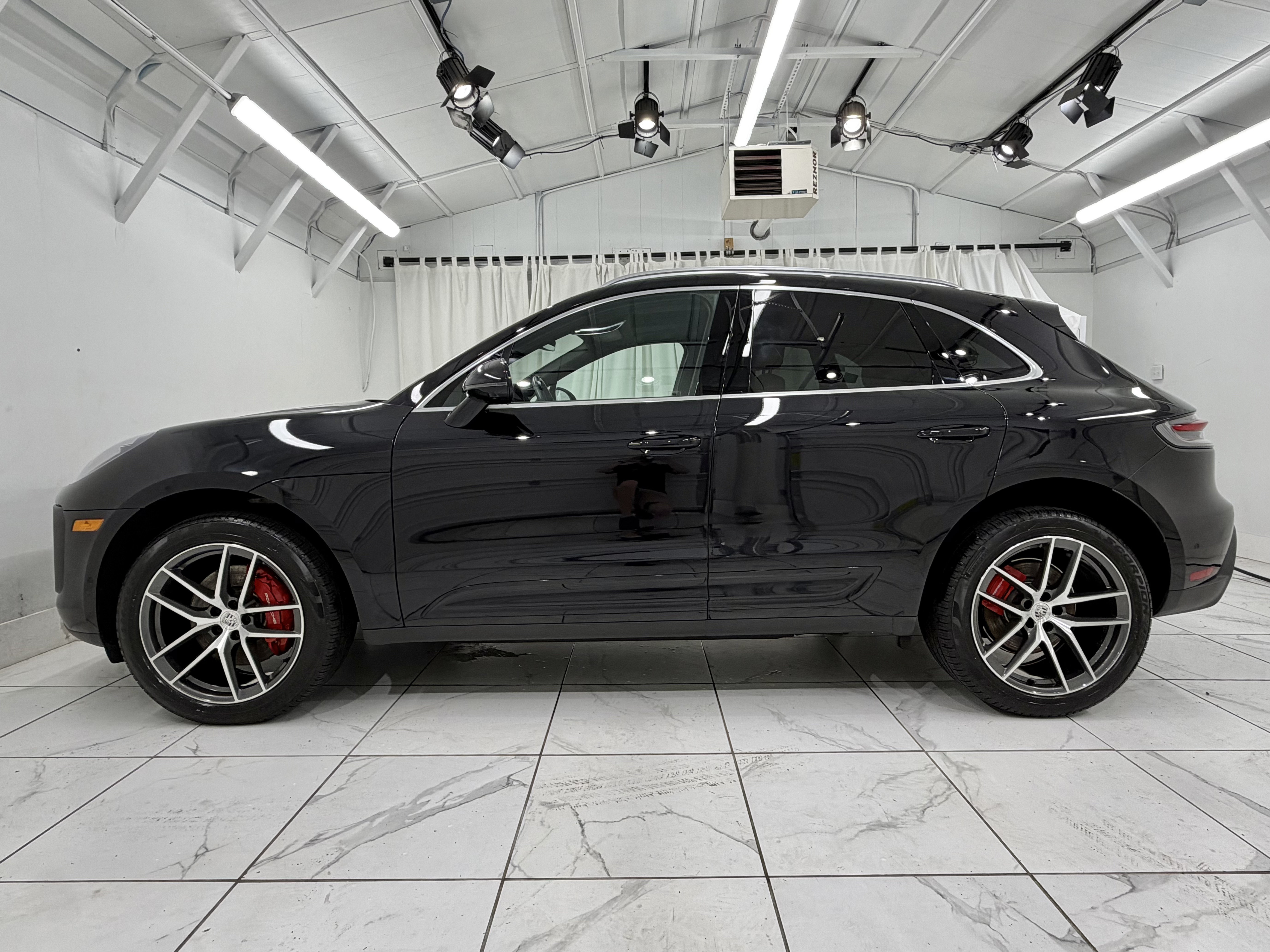 Certified 2023 Porsche Macan S AWD/4WD image 2