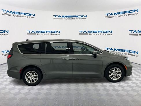 Used 2023 Chrysler Pacifica Touring-L FWD image 6