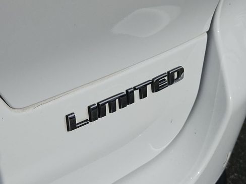 Used 2023 Jeep Grand Cherokee L Limited w/ Luxury Tech Group II image 8