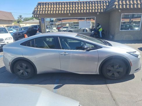 Used 2024 Toyota Prius LE FWD image 7