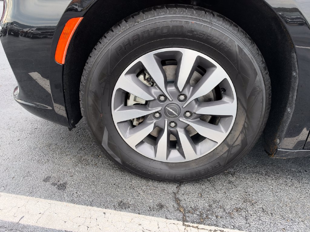 Used 2024 Chrysler Pacifica Limited FWD image 7