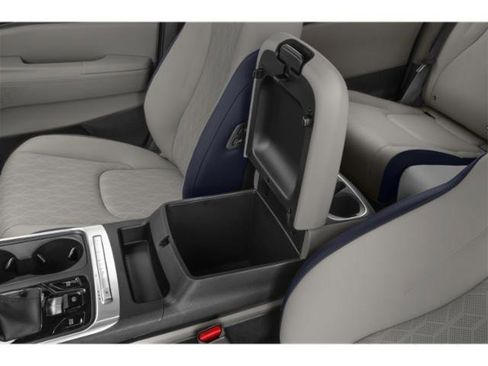 Used 2025 Kia Carnival EX image 16