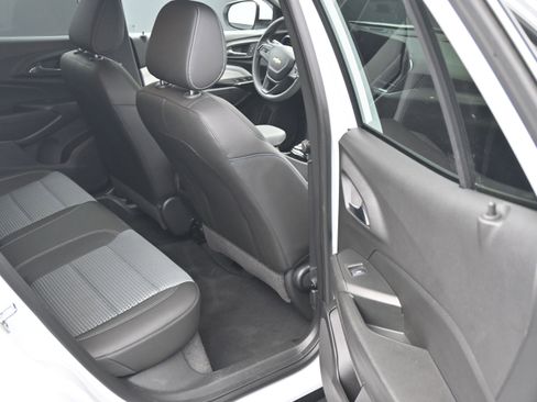Used 2025 Chevrolet Trax LT FWD image 13