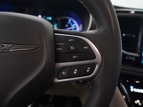 Used 2023 Chrysler Pacifica Touring-L image 26