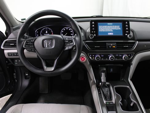 Used 2018 Honda Accord Touring image 2