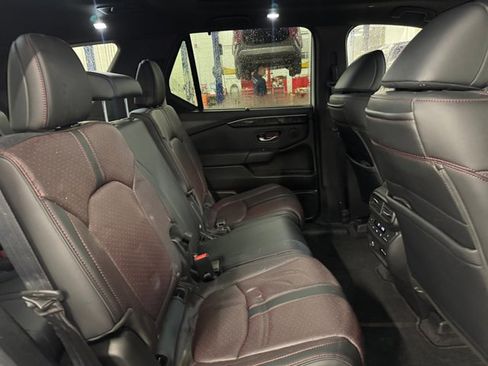 Used 2025 Honda Pilot Black Edition image 12