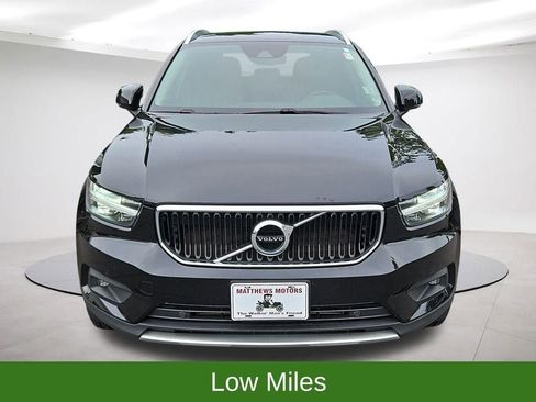 Used 2022 Volvo XC40 T5 Momentum image 2