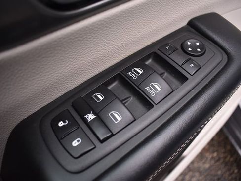 Used 2023 Chrysler Pacifica Touring-L FWD image 20