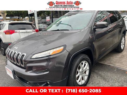 Used 2017 Jeep Cherokee Latitude w/ Comfort & Sound Group image 3