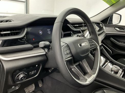 Used 2023 Jeep Grand Cherokee 4WD 4xe image 15