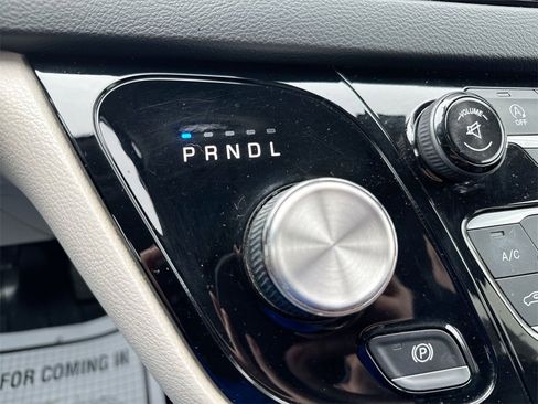 Used 2017 Chrysler Pacifica Touring-L image 16