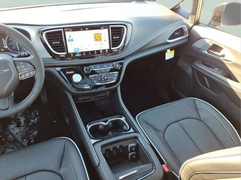 New 2026 Chrysler Pacifica Limited w/ Uconnect Theater Family Group image 18