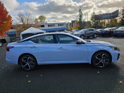 New 2025 Nissan Altima 2.5 SR image 4