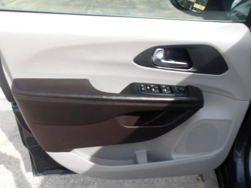 Used 2020 Chrysler Voyager Lxi image 16