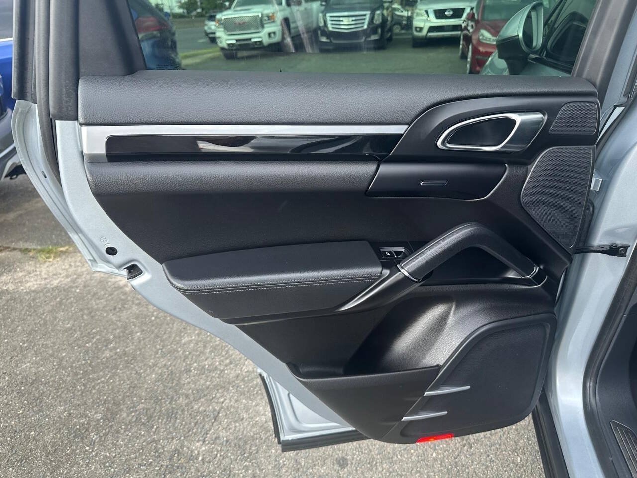 Used 2017 Porsche Cayenne Platinum Edition AWD/4WD image 9