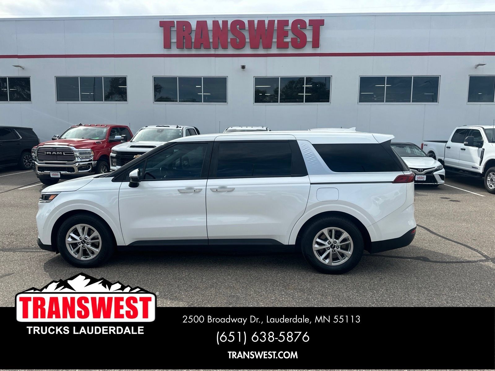 Used 2022 Kia Carnival LX FWD image 2