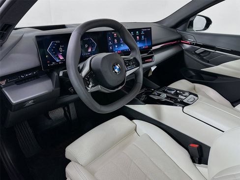 Used 2025 BMW 530i xDrive 530i xDrive w/ Premium Package image 9