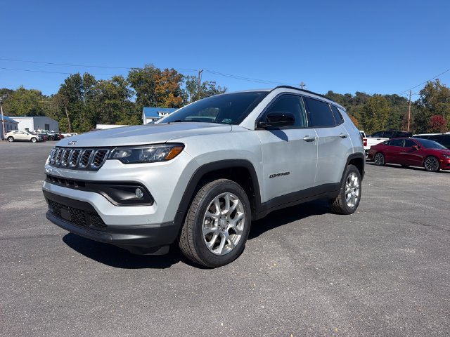 Used 2024 Jeep Compass Latitude AWD/4WD image 1