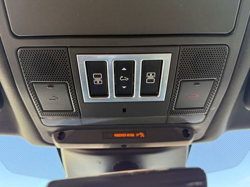 Used 2020 Land Rover Discovery Landmark image 18