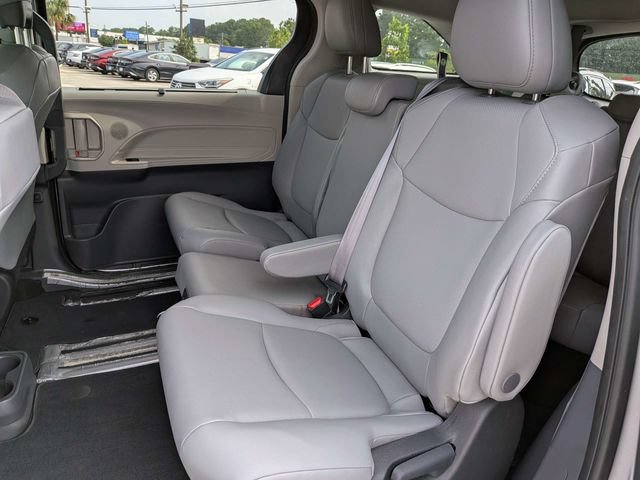 Used 2024 Toyota Sienna XLE FWD image 16