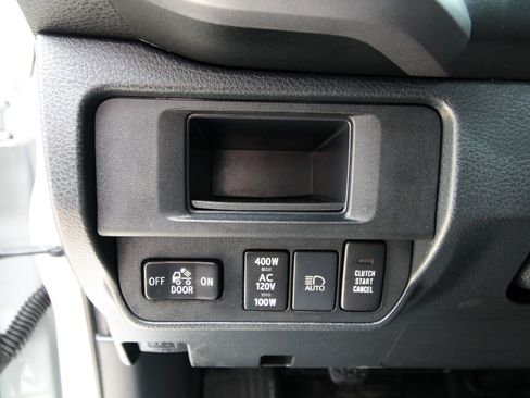 Used 2018 Toyota Tacoma TRD Off-Road AWD/4WD image 22
