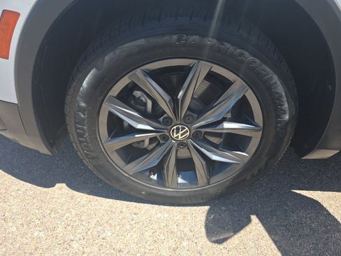 Used 2022 Volkswagen Tiguan SE w/ Panoramic Sunroof Package FWD image 26