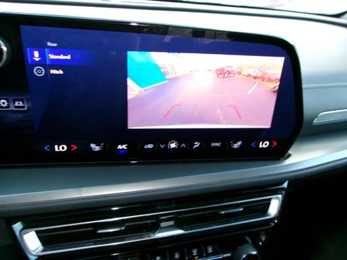 Used 2025 Chevrolet Traverse LT image 20