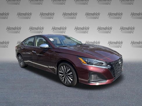 Used 2025 Nissan Altima 2.5 SV image 2