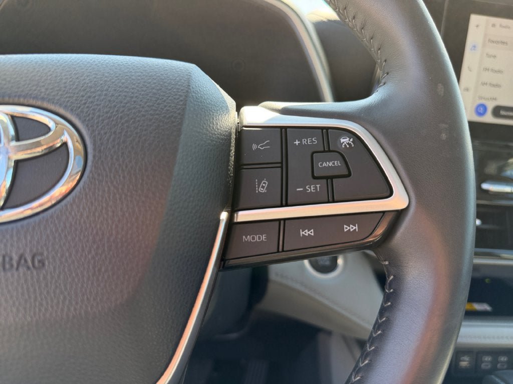 Used 2024 Toyota Highlander XLE AWD/4WD image 16
