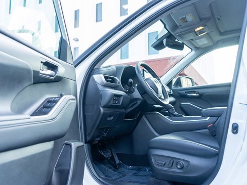 Used 2025 Toyota Highlander XLE image 14
