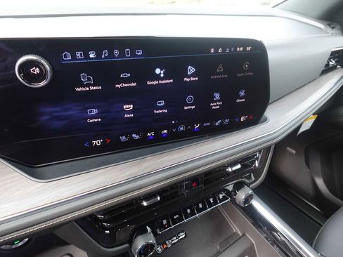 New 2025 Chevrolet Suburban Premier AWD/4WD image 19